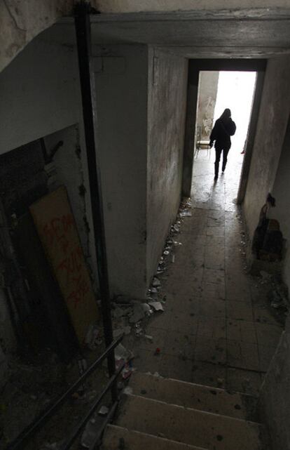 Uno de los pasillos interiores del edificio que se demolerá.