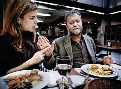 Yolanda de los Santos, su guía intérprete, le teclea en la mano la siutación de la comida. Daniel imagina el plato en el sentido de las agujas del reloj para poder comer solo.