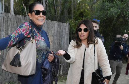 Isabel Pantoja con su hija, Isa Pantoja, en Sevilla el pasado mes de marzo.