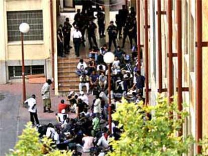 Un grupo de inmigrantes detenidos en la comisaría de La Verneda, el pasado jueves.