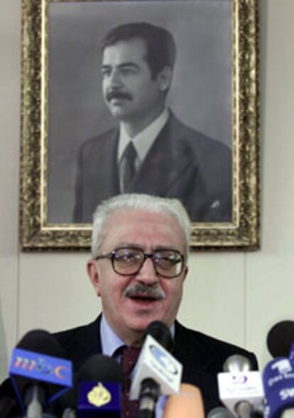 El viceprimerministro iraquí, Tarik Aziz, se dirige a la prensa