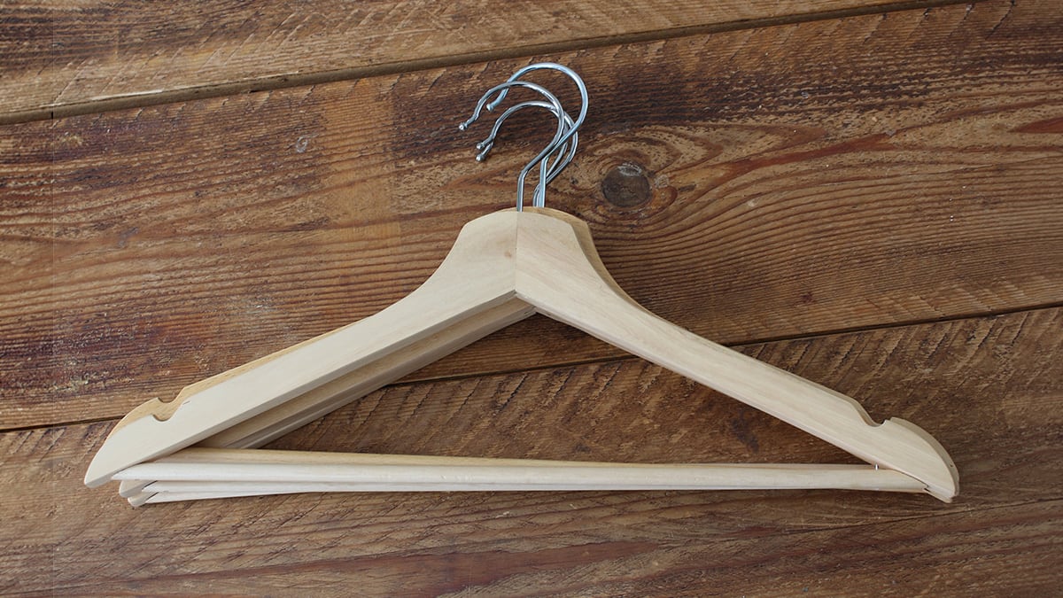 Perchas de madera Amazon Basics.