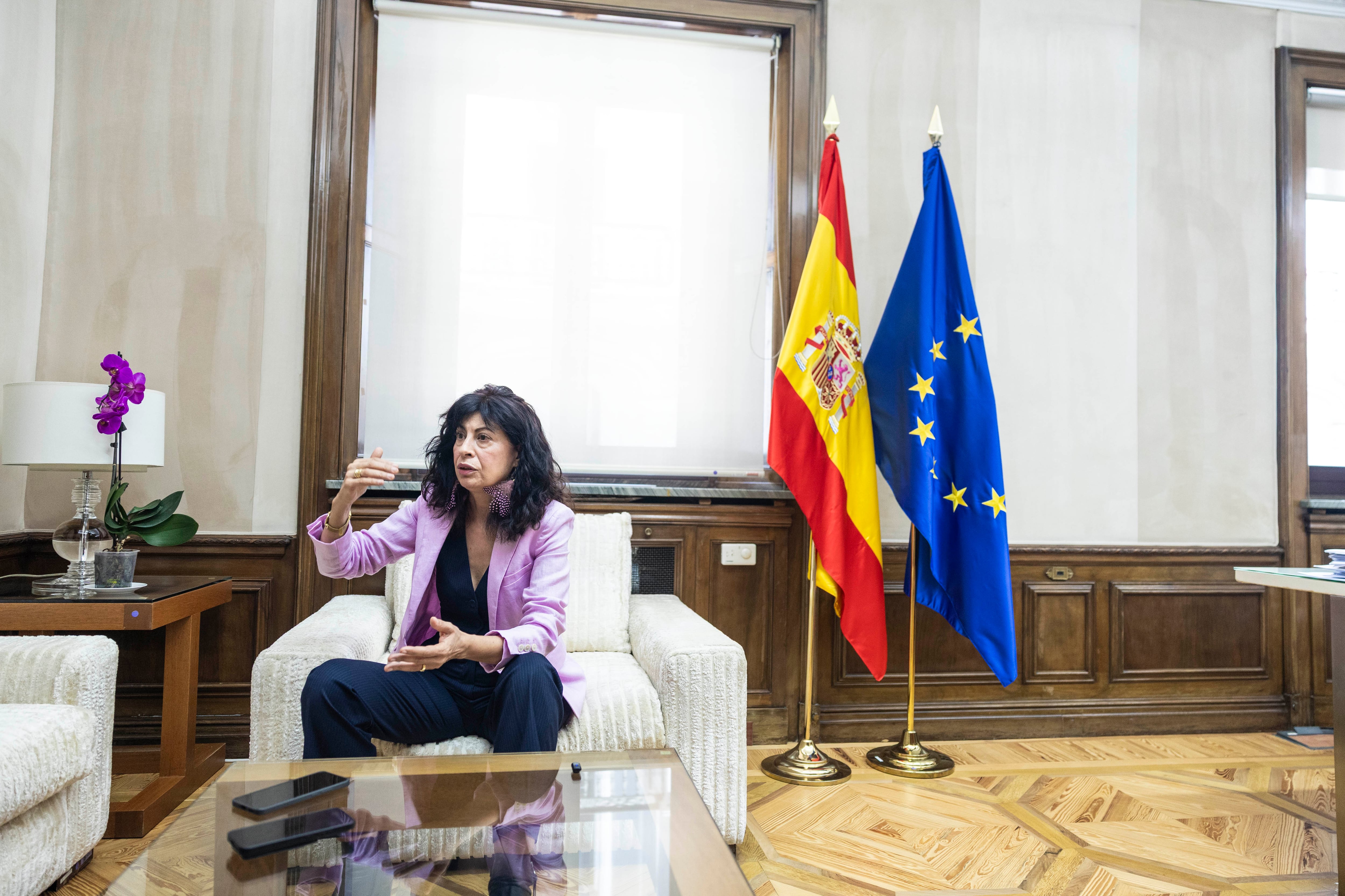 La ministra Redondo en su despacho durante la entrevista.