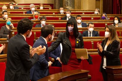 La diputada Aurora Madaula recibe tras su nombramiento la felicitación de Pere Aragonès y los aplausos de la consellera Meritxell Budó y del conseller Damià Calvet. EFE/Enric Fontcuberta POOL