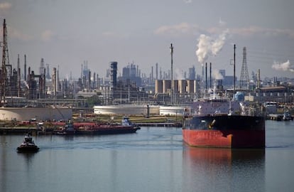 Un petrolero en la terminal de la refinería Citgo en Corpus.