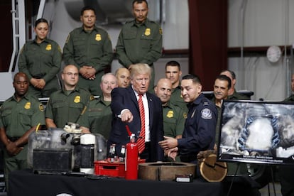 Donald Trump, durante su visita a la base policial de Yuma. 