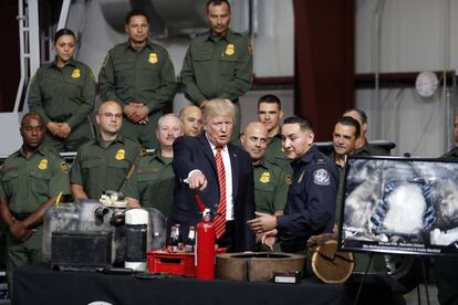 Donald Trump, durante su visita a la base policial de Yuma.