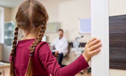 Una niña en una consulta médica, en una imagen de archivo.