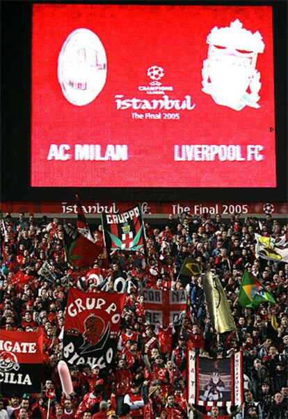 Las aficiones del Milán y el Liverpool inundaron de color rojo y respetaron la original ceremonia previa del comité organizador de la final en Estambul, en unos prolegómenos donde no se produjeron incidentes en los aledaños del recinto.