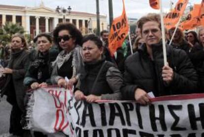 Varios trabajadores públicos participan en una protesta convocada por el sindicato de funcionarios Adedy en Atenas, Grecia. EFE/Archivo