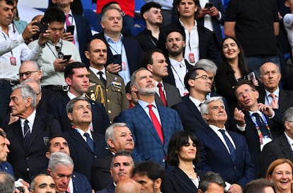 El rey Felipe, junto al presidente de la Federación Española, Pedro Rocha, en el palco del estadio. 