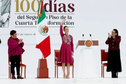 La presidenta de Mxico, Claudia Sheinbaum (c), saluda previo al discurso de los primeros 100 das de su gobierno este domingo, en el Zcalo de Ciudad de Mxico (Mxico).