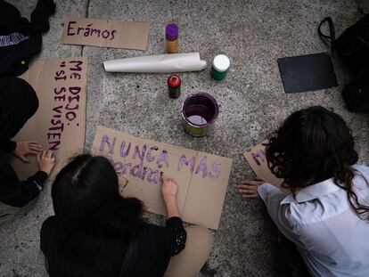 Alumnas y ex-alumnas de un colegio en Bogotá durante una denuncia pública de acoso, en marzo de 2023.