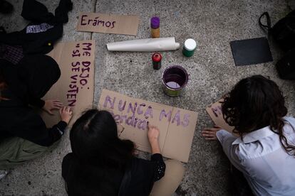 Alumnas y ex-alumnas de un colegio en Bogotá durante una denuncia pública de acoso, en marzo de 2023.