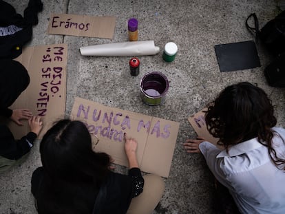 Alumnas y ex-alumnas de un colegio en Bogotá durante una denuncia pública de acoso, en marzo de 2023.