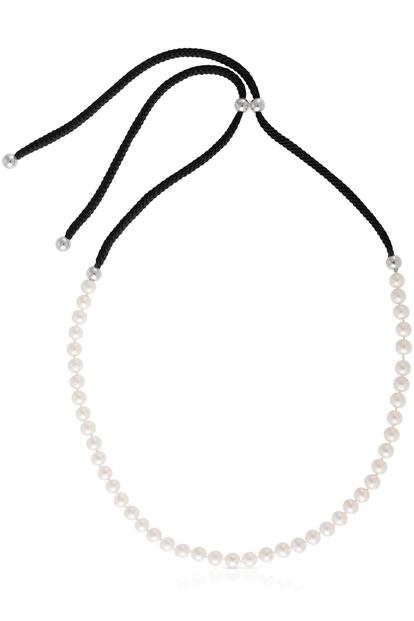 Si un día te apetece vestirse a lo Audrey Hepburn en Desayuno con Diamantes, este collar de perlas y plata es perfecto. Es de Tous y cuesta 149 euros.