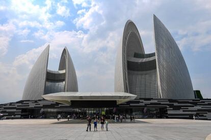 Un auditorio con capacidad para 1.550 personas y un teatro, con medio millar de butacas, forman el gran complejo de la ópera de Zhuhai, en la isla de Yeli.