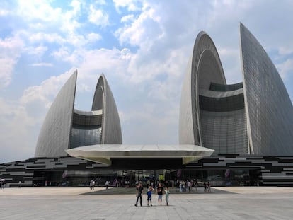 Un auditorio con capacidad para 1.550 personas y un teatro, con medio millar de butacas, forman el gran complejo de la ópera de Zhuhai, en la isla de Yeli.