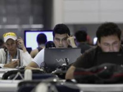 Operadores españoles han insistido hoy en que España el acceso a internet no es caro ya que en el 93% de las ofertas además de la banda ancha se incluye la telefonía móvil y la fija. EFE/Archivo