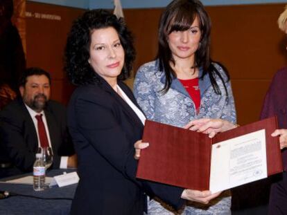 La vicepresidenta del Gobierno, María Teresa Fernández de la Vega, entregó en 2010 la Declaración de Reparación y Reconocimiento Personal de Miguel Hernández a la nuera del poeta, Lucía Izquierdo, y a la nieta, María José.