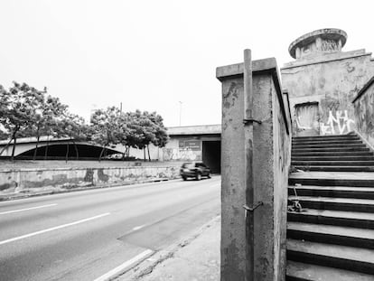 Escadaria de acesso da Ponte das Bandeiras para Marginal Tietê