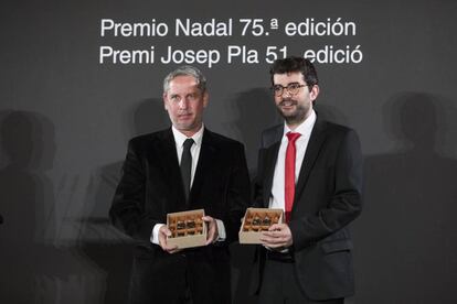 Guillermo Martínez, ganador del Nadal 2019 (izquierda) y Marc Artigau, que obtuvo el Josep Pla. 