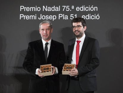 Guillermo Martínez, guanyador del Nadal 2019 (esquerra) i Marc Artigau, que va obtenir el Josep Pla.