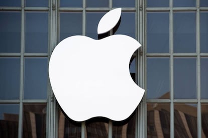 (FILES) This file photo taken on September 7, 2016 shows the Apple logo on the outside of Bill Graham Civic Auditorium in San Francisco, California.  Apple announced January 17, 2018 it would pay some $38 billion in taxes -- likely the largest payment of its kind -- on profits repatriated from overseas as it boosts investments in the United States.The iPhone maker said in a statement it plans to use some of its foreign cash stockpile of more than $250 billion, which qualifies for reduced tax rates under a recent bill, to invest in new projects, with estimated investments of $75 billion in the US. / AFP PHOTO / Josh Edelson