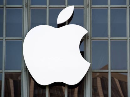 (FILES) This file photo taken on September 7, 2016 shows the Apple logo on the outside of Bill Graham Civic Auditorium in San Francisco, California.  Apple announced January 17, 2018 it would pay some $38 billion in taxes -- likely the largest payment of its kind -- on profits repatriated from overseas as it boosts investments in the United States.The iPhone maker said in a statement it plans to use some of its foreign cash stockpile of more than $250 billion, which qualifies for reduced tax rates under a recent bill, to invest in new projects, with estimated investments of $75 billion in the US. / AFP PHOTO / Josh Edelson