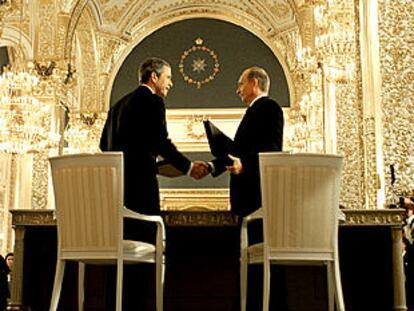 Los presidentes Bush y Putin se dan la mano tras firmar el tratado de desarme, ayer en el Kremlin.