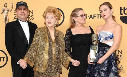 Todd Fisher, Debbie Reynolds, Carrie Fisher y Billie Lourd, en una entrega de premios en Los Angeles en enero de 2015.