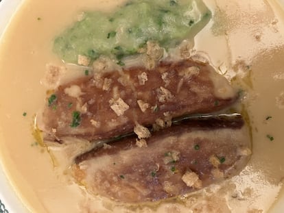 'Foie-gras' salteado en caldo de garbanzos del restaurante Zuberoa.