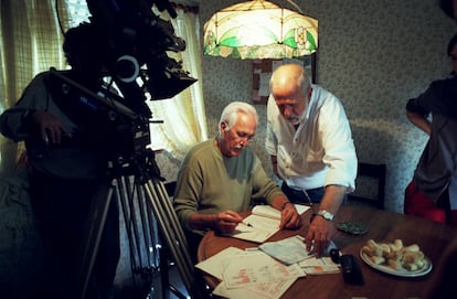 Una escena del rodaje de la película 'Lugares comunes' (2002). En el centro de la imagen aparece el actor Federico Luppi y a la derecha el director de la película Adolfo Aristarán.