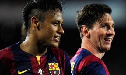 Neymar y Messi, tras un gol en la final de la Copa.