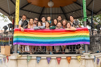 Los promotores del Festival Agrocuir, este viernes en Monterroso. La tercera por la izquierda es Marta Álvarez y el cuarto abajo, Marc San.
Fotos: Agostime