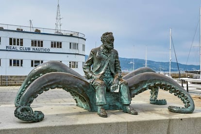 Una escultura de Julio Verne frente al club náutico de Vigo.