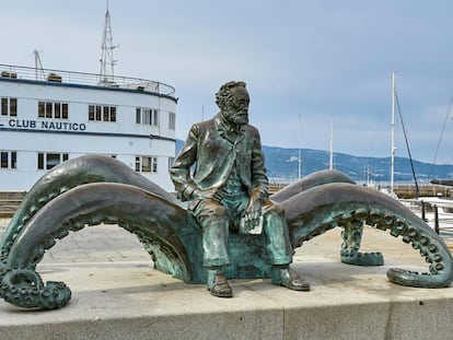 Una escultura de Julio Verne frente al club náutico de Vigo.