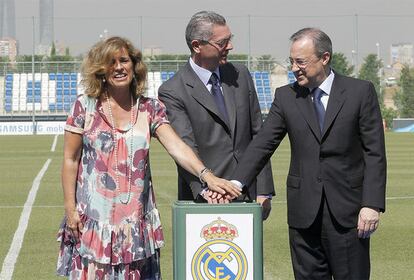 El alcalde de Madrid, Alberto Ruiz-Gallardón con la concejala de Medio Ambiente, Ana Botella, y el presidente del Real Madrid, Florentino Pérez, pulsan el botón que pone en marcha el nuevo sistema de riego con agua regenerada de la ciudad deportiva.