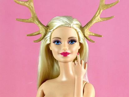Fumadora, con celulitis y sin sujetador: la Barbie no quiere ser mujer florero