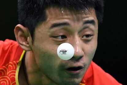 Zhang Jike (China) durante la ronda masculina de clasificación individual de tenis de mesa, en Riocentro, durante los Juegos de Río 2016.