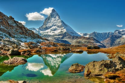 En alemán se llama Matterhorn y, en francés, Le Cervin. Probablemente sea la montaña más famosa de los Alpes, con sus 4.478 metros de altura, solo aptos para escaladores avezados, haciendo de frontera entre Italia y Suiza. <a href="https://www.myswitzerland.com/es-es/ " target="_blank">Por la parte suiza</a>, donde es un símbolo nacional, puede verse desde la plataforma de observación del pico Klein Matterhorn, que está justo enfrente, a 3.883 metros, a la que se llega en el teleférico más alto de Europa. Su imponente figura en forma de pirámide domina el complejo de esquí de Breuil-Cervinia-Valtournenche-Zermatt, extendido sobre tres valles y dos naciones, con más de 360 kilómetros de pistas.