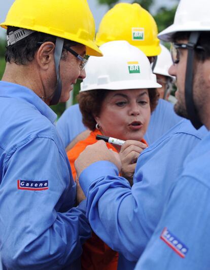 Dilma Rousseff, candidata por el Partido de los Trabajadores de Brasil en las elecciones presidenciales y ministra de la Casa Civil, firma autógrafos en la inauguración del gasoducto Gasene en Itabuna, Bahía, en marzo pasado.