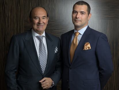 El presidente y fundador de Naturhouse, Félix Revuelta, con su hijo Kilian, vicepresidente de la marca en su sede en Madrid en 2018.