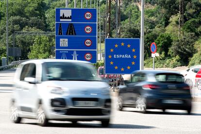 Dos coches se cruzan en la frontera de La Junquera entre España y Francia.