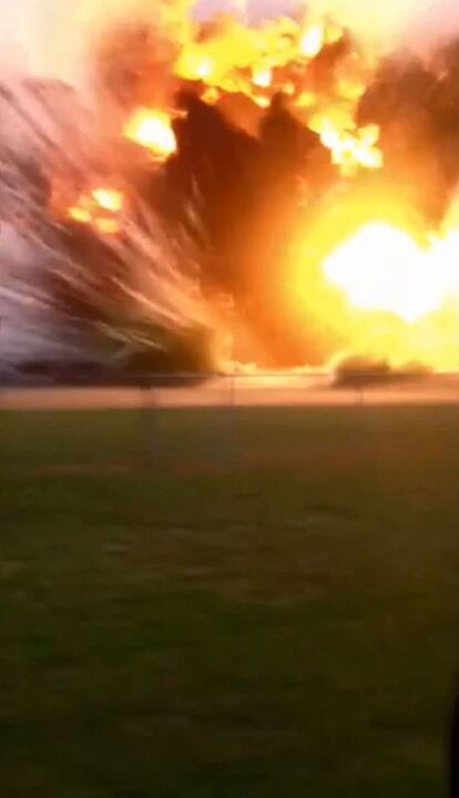 Captura de televisión de la NBC donde se puede ver el momento de la explosión en la planta de fertilizantes de West, Tejas (EE UU).