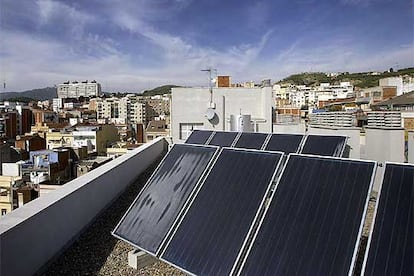 Placas solares térmicas en un edificio de Barcelona.