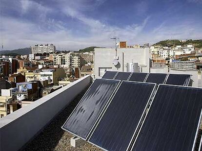 Placas solares térmicas en un edificio de Barcelona.