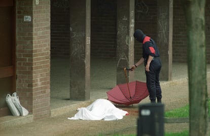 El cuerpo de José Luis López de Lacalle yace junto al portal de su casa en una calle de Andoain (Gipuzkoa), tras ser asesinado por ETA cuando volvía de comprar los periódicos el 7 de mayo de 2000.