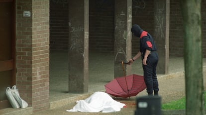 El cuerpo de José Luis López de Lacalle yace junto al portal de su casa en una calle de Andoain (Gipuzkoa), tras ser asesinado por ETA cuando volvía de comprar los periódicos el 7 de mayo de 2000.