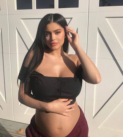 Kylie Jenner.

Los nueve meses que permaneció alejada de su Instagram entre 2017 y 2018 tenían una razón de peso. La pequeña del clan Kardashian finalmente rompió su silencio el 4 de febrero de 2018 para confirmar a sus 186 millones de seguidores en Instagram dos titulares: en primer lugar, que estuvo embarazada y, asimismo, que desde tres días antes ya tenía en brazos a la pequeña Stormi. “Lamento haberlo mantenido en secreto a pesar de todas las suposiciones. Entiendo que estéis acostumbrados a que os lleve conmigo en todos mis viajes, pero mi embarazo decidí no mostrarlo al resto del mundo. Sabía cómo prepararme yo sola para este papel de la forma más positiva y saludable, libre de estrés, porque sabía que mi bebé sentiría cada cosa que me pasase. Por tanto, he decidido hacerlo así por mi pequeña vida y nuestra felicidad. El embarazo ha sido la experiencia más bonita y fortalecedora de mi vida, me ha cambiado la vida y voy a echar de menos esa etapa. Estoy muy agradecida a mis amigos y mi familia por ayudarme de la mejor forma posible”, escribió por entonces en su perfil.